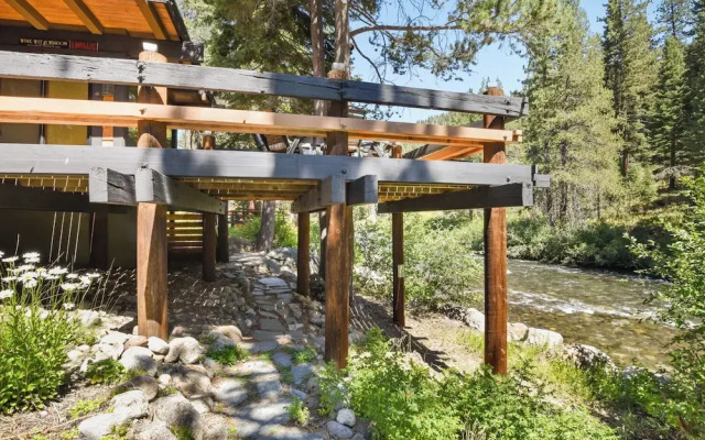 Joy on the River Stunning Waterfront Home for 10