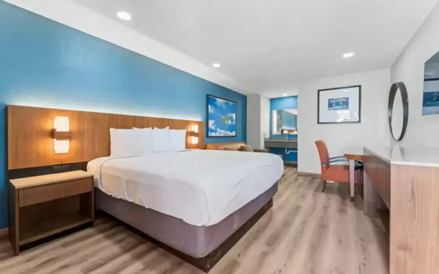 Econo Lodge Inn & Suites