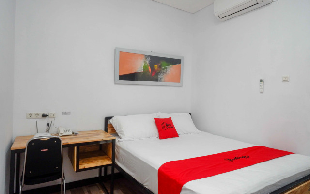 RedDoorz Plus near Patung Kuda Undip