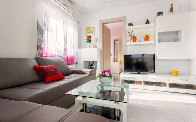 Holiday house Goldie - 30 m from beach: Sevid, Riviera Trogir