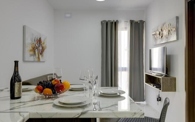 Chic 2BR Penthouse Steps From the Promenade