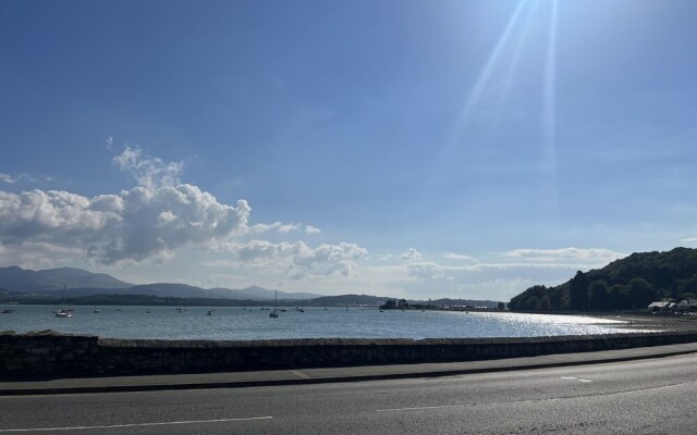 Traditional 3-bed Cottage, Log Burner & Sea Views!
