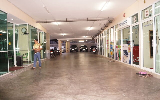 ZEN Rooms Inthamara Soi 49