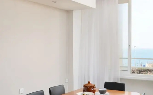 Bright and Fresh Family Home near Beach