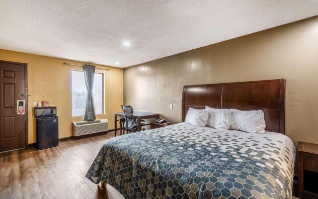 Econo Lodge Inn & Suites