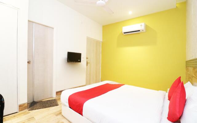 OYO 41911 Hotel White Square