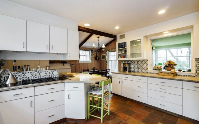 Bedford Big House w Heated Pool & Hot Tub on 4 Acres! Perfect Place to Social Distance and Stay Safe. Super-host Support, Check out our Reviews!