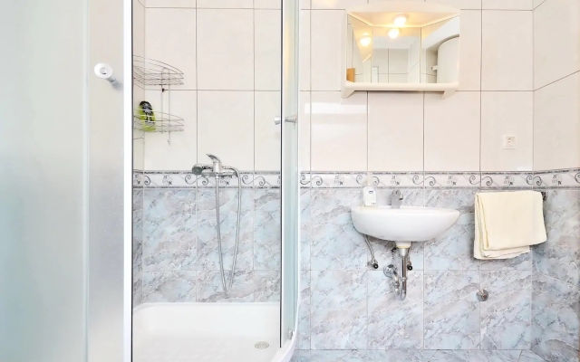 Apartment Toma - 200 m from beach: A1 Omis, Riviera Omis