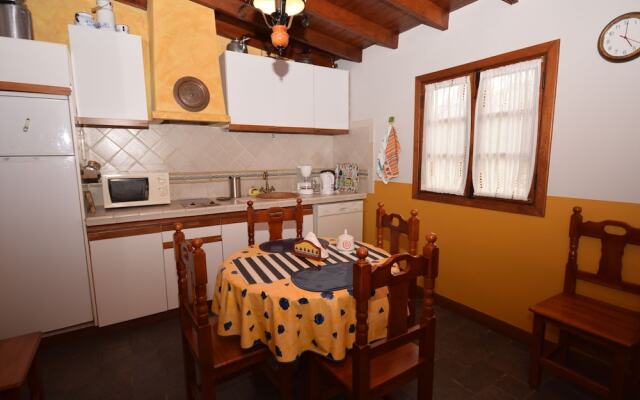 Cozy Cottage in Orotava with Swimming Pool