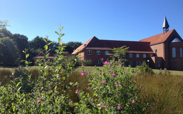 Sostrup Slot og Kloster