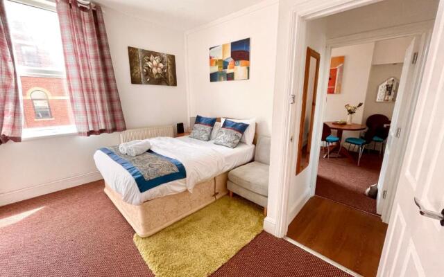4 bedroomed maisonette in City Centre, near Barbican & Seafront