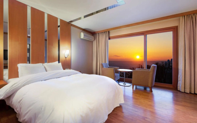 Sun Cruise Resort and Yacht