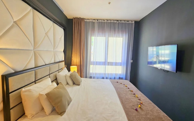 Royalis Suites