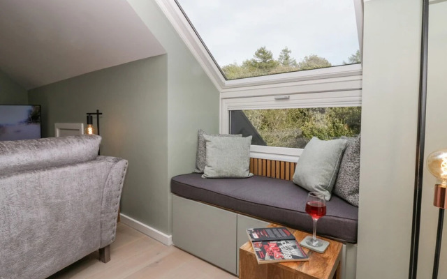 Watch Tree Apartment