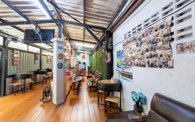 The Alley Hostel & Bistro