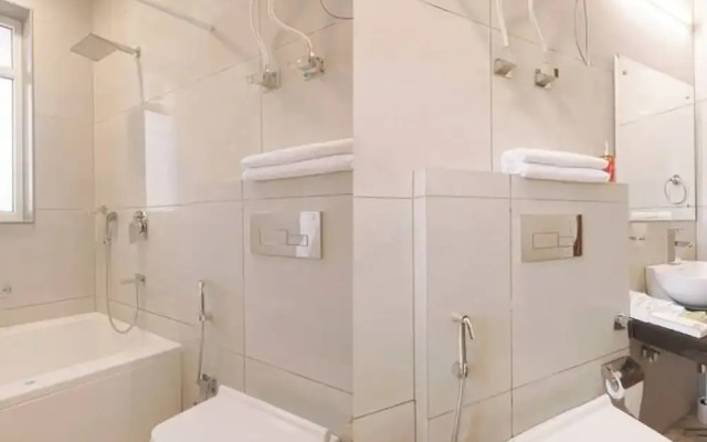 Peaceful City Paradise w King Bed Tub