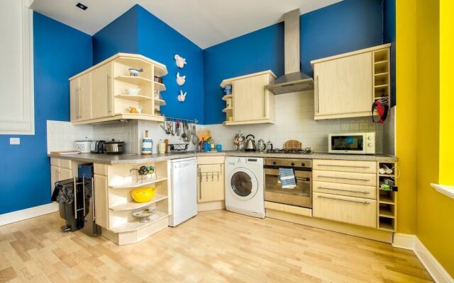 3bed/3bath Townhouse with Free Parking And Balcony