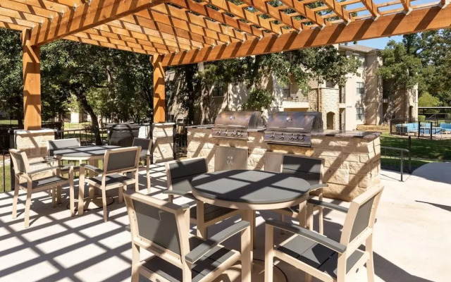 Landing Apartments - Lewisville