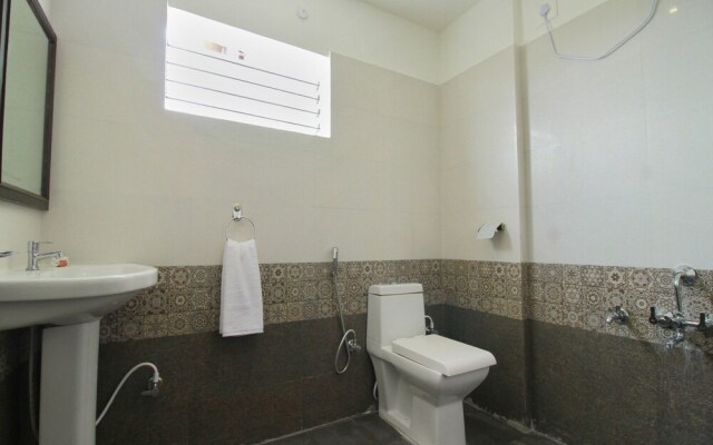 OYO 15616 Om Sai Grand