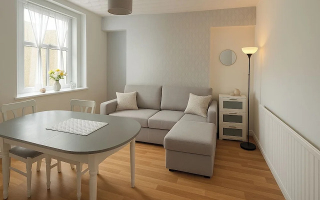 Spacious 5 Bedroom House in Swansea