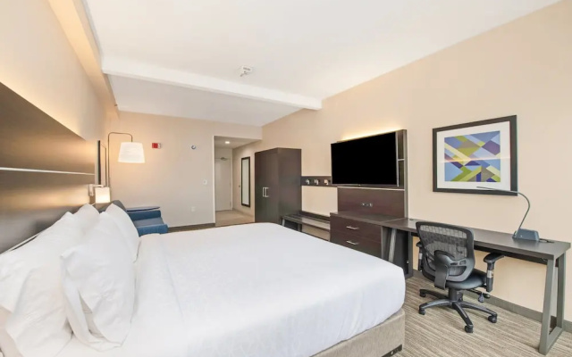 Holiday Inn Express & Suites Delafield