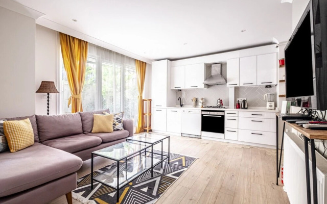 Flat With Backyard Near Idealtepe Marmaray Station