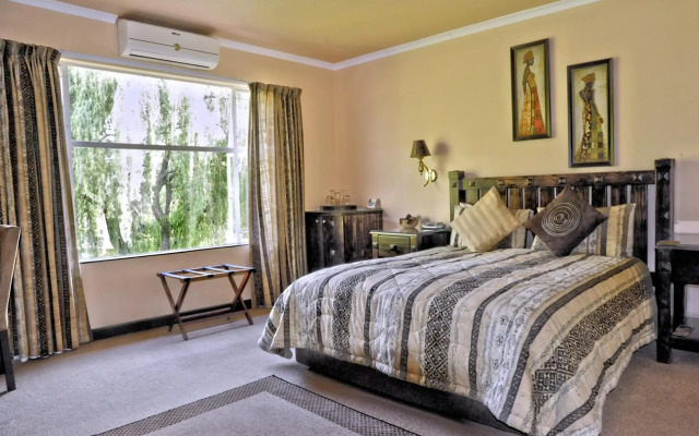 Ipe Tombe Guest Lodge
