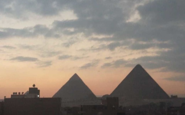 Faran Pyramids View lnn