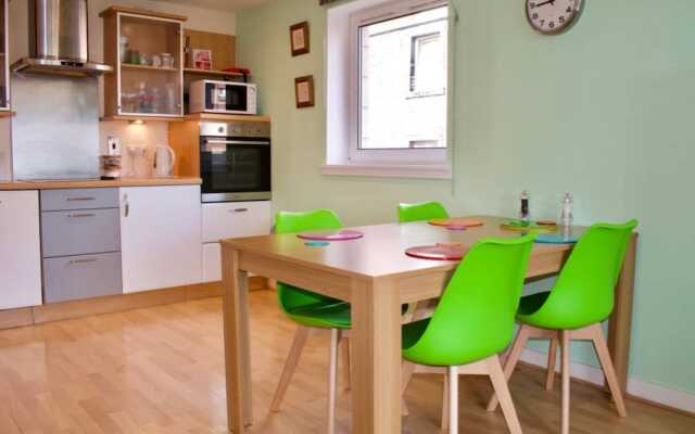 Colourful And Spacious 2 Bedroom Leith Home