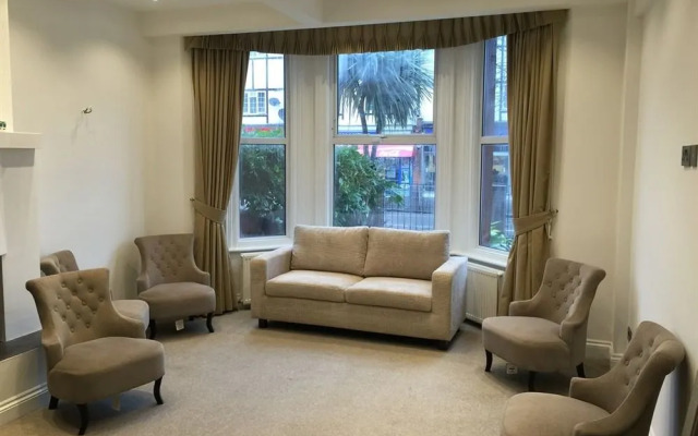 OYO TamTam Acton Hotel