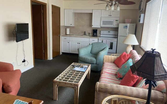 Holiday Court 10 - Pelican