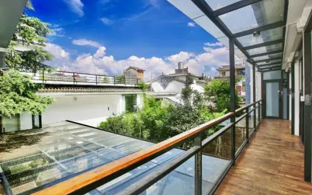 I have a mountain and sea courtyard