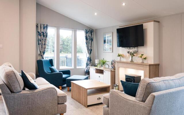 Lilac Lodge with Hot Tub