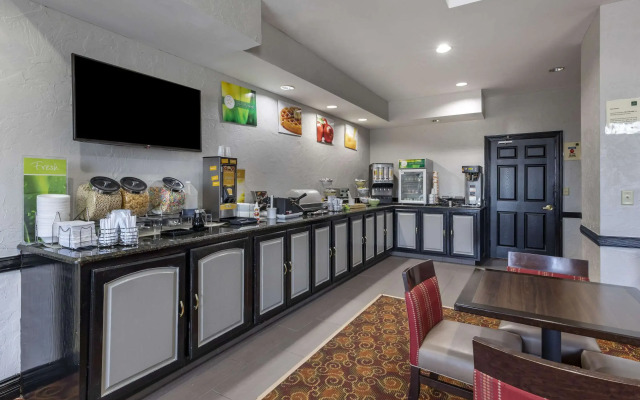 Quality Inn & Suites I-35 E / Walnut Hill