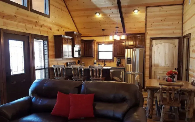 Ace in the Hole Cabin in the Wood With Hot Tub and Fireplace by Redawning