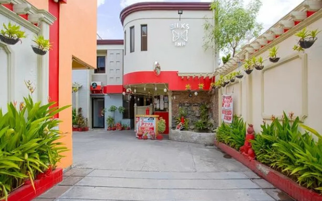 OYO 721 Silks Inn