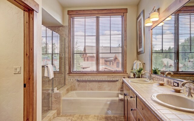 2br 2ba Winter  Walk To Historic Downtown + Gondola 2 Bedroom Townhouse by RedAwning