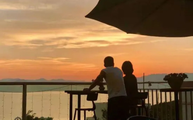 Fuxian Lake RuojianJijian House