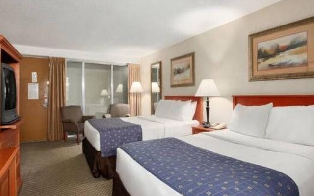 海斯大使酒店及会议中心(Hays Ambassador Hotel & Conference Center)