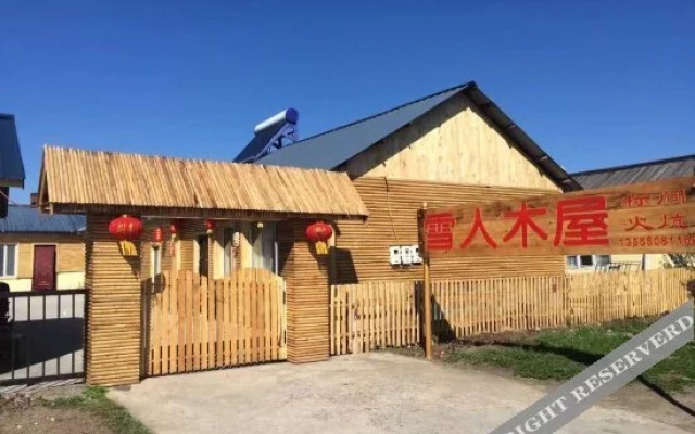 Arctic Village Snowman Chalet