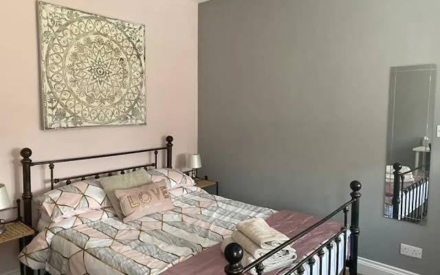 Beautifully Presented 6 bed 5 & a Half Bath House