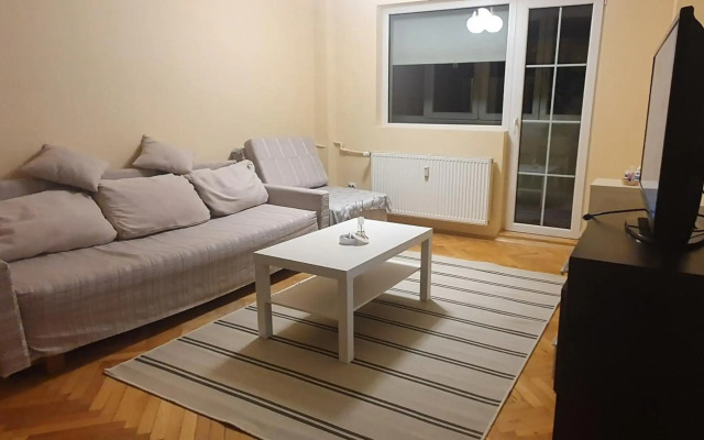 Between Parks - King Bed - Central - Football field