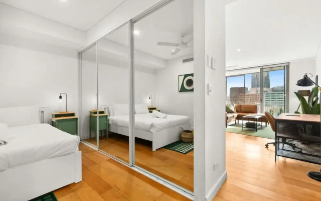 Central Charming 2 Bedrooms With Balcony Aircon