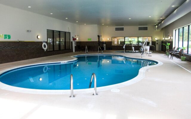 Holiday Inn Express & Suites Cumberland - La Vale by IHG