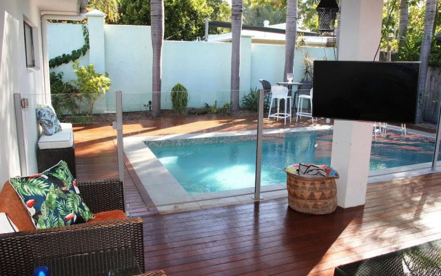 Beach bliss Queen bed BBQ Pool Netflix
