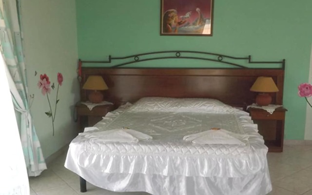 Makis Studios & Apartments
