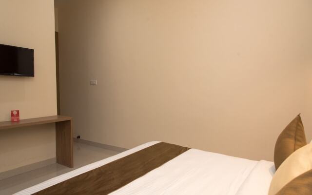 OYO 13273 Home Luxury Stay Airport Road