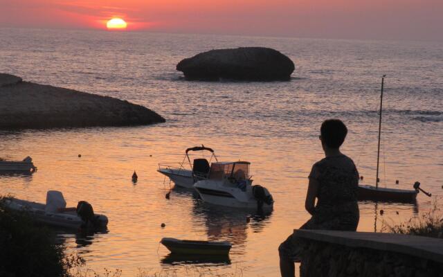 Seafront holiday home twenty meters from the western shore of Sardinia in S'archittu Beach-Casa del Giglio