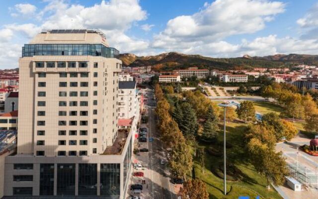 Atour Hotel (Weihai City Hall)