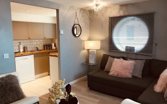 2 Bedroom Luxe Dockland Apartment with Parking